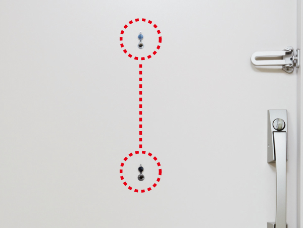 Security.  [Double door scope] In addition to the usual door scope, Installing a child scope to be visible position at the height of the child's eyes. Each of the viewing window of up and down two places is equipped with a door eye guard. (Same specifications)
