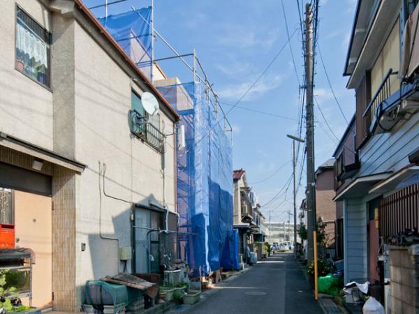 Local photos, including front road. Quiet living environment