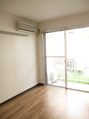 Living and room. Bright grain of the flooring is also coordinated with the furniture is ◎