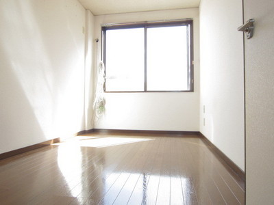 Living and room. Bright Western-style rooms with a south-facing large windows