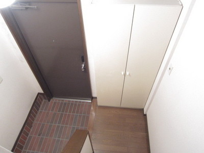 Entrance. Wide detached sense of entrance