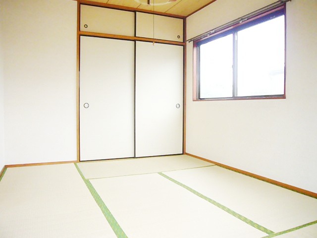 Living and room. Also recommended for people who futon sect beautiful Japanese-style room.