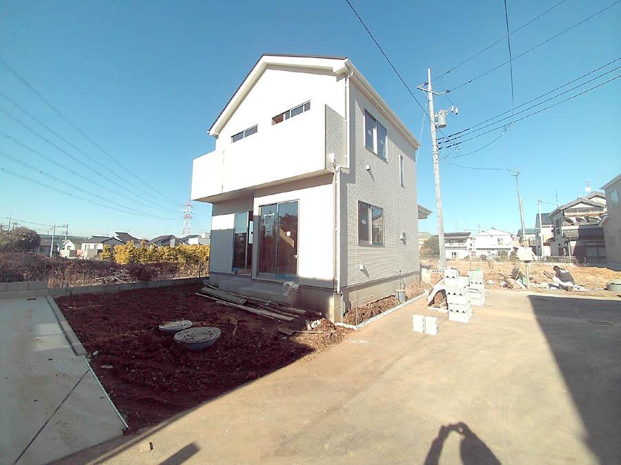 Local photos, including front road. We offer the same use the finished model house of this property. Please feel free to contact us.