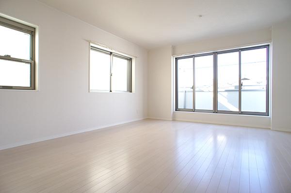 Living. Your family spacious living room that everyone is comfortable and welcoming Indoor (11 May 2013) Shooting 1 Building