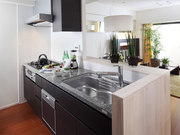 Kitchen.  [Original design kitchen] Despite the openness, Water flashing also has a face-to-face kitchen with a rising counter that takes into account. (Model Room A type ・ Select 1 / Free of charge ・ Application deadline Yes)