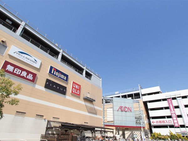 Surrounding environment. specialty shop, Bike about 7 minutes to consist of amusement "Aeon Mall Maekawa Kawaguchi" (about 1680m / Photo). Super "Commodities Iida Warabiten" in a 2-minute walk (about 100m) Ya, Of going out the way home also Tachiyoreru 24-hour "Tobu Store Co., Ltd." is a 4-minute walk (about 320m), etc., Enhance commercial facility.