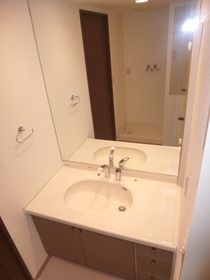 Washroom. Large vanity & # 10025;