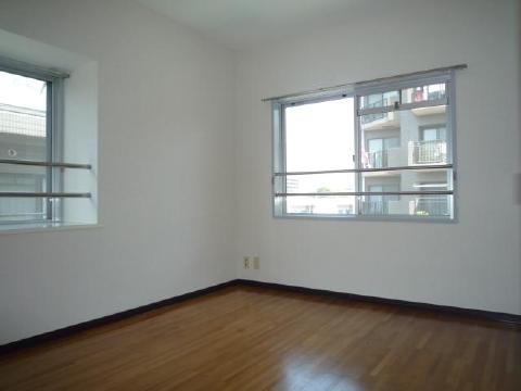 Other room space. Airy is a good room in the corner room two sides lighting. 