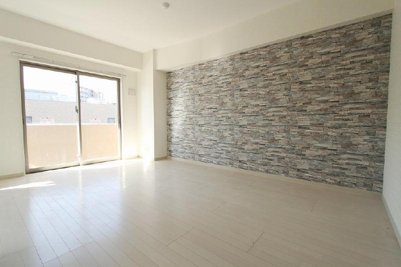 Living and room. The opening is also widely, Pleasant airy room sun enters