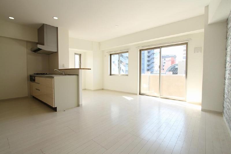 Living and room. Without building on the balcony front, Yang will go well during the day.