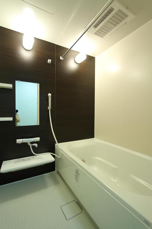 Bath. Reheating ・ Bathroom Dryer ・ heating ・ Cool breeze ・ With ventilation function