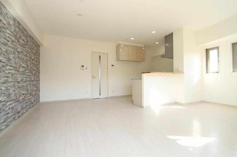 Living and room. White tone of flooring + accent = fashionable space