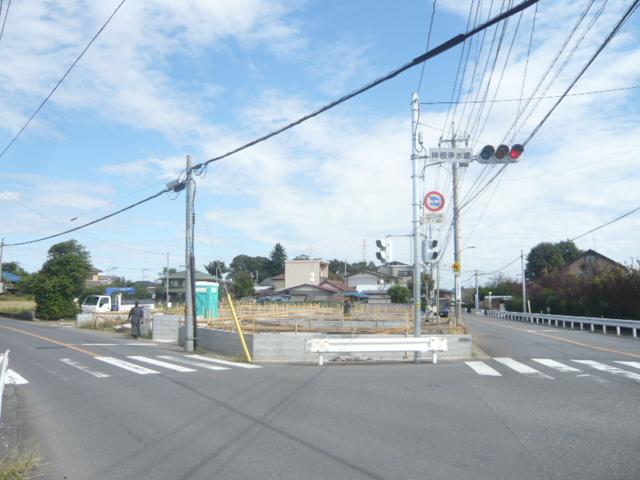 Local photos, including front road. 10 / 17 shooting South 10m public road