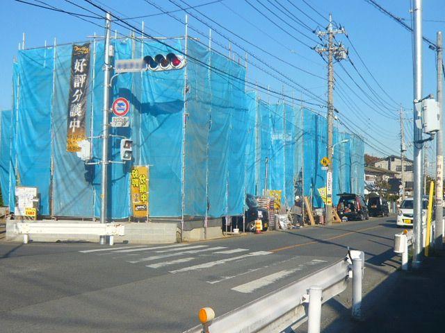 Local photos, including front road. 11 / 22 shooting