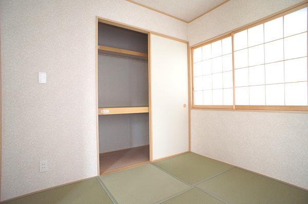 Non-living room. 1 Building