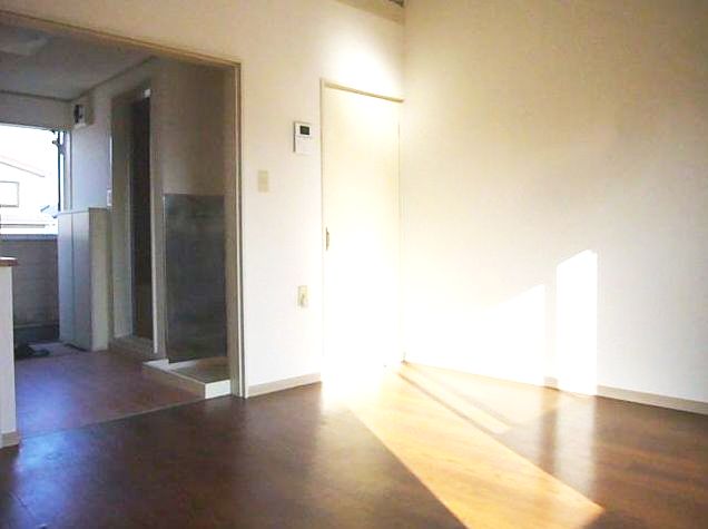 Living and room. It is also recommended for the first time living alone. 