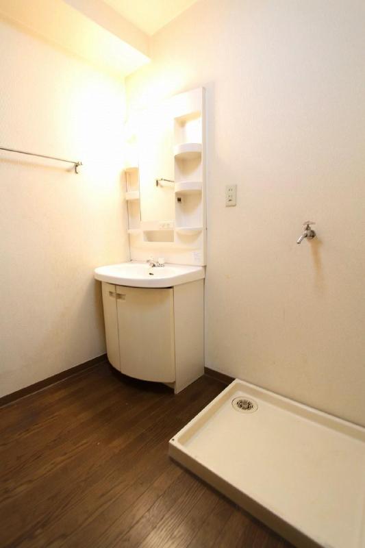 Washroom. Wash ・ Dressing room is spacious