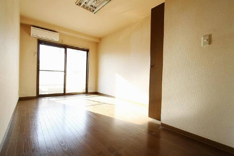 Living and room. Balconies side of Western-style sun enters well