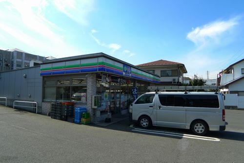 Convenience store. Three F Kawaguchi Kitaharadai store up (convenience store) 781m