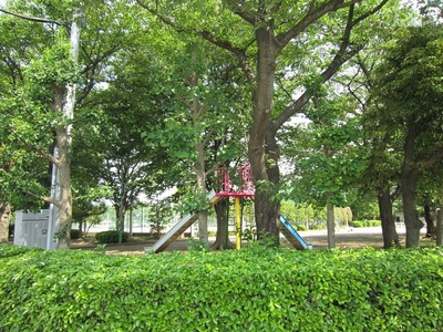 park. 500m to Tozukahigashi park (park)