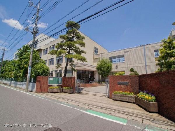 Junior high school. 960m until Kawaguchi Municipal Totsuka junior high school