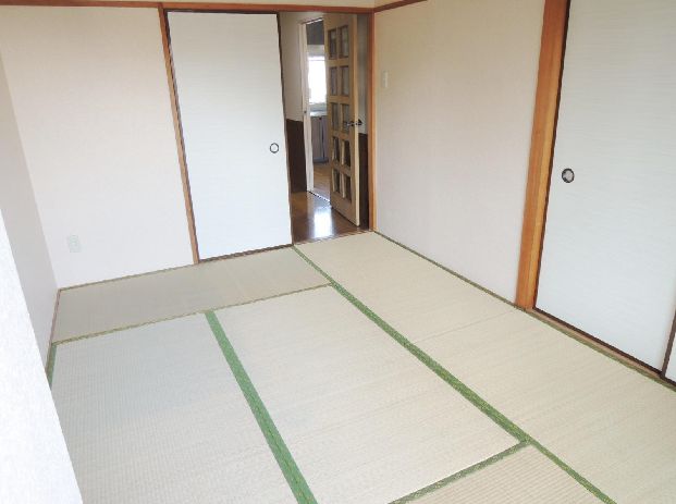 Living and room. Popularity of Japanese and Western room type