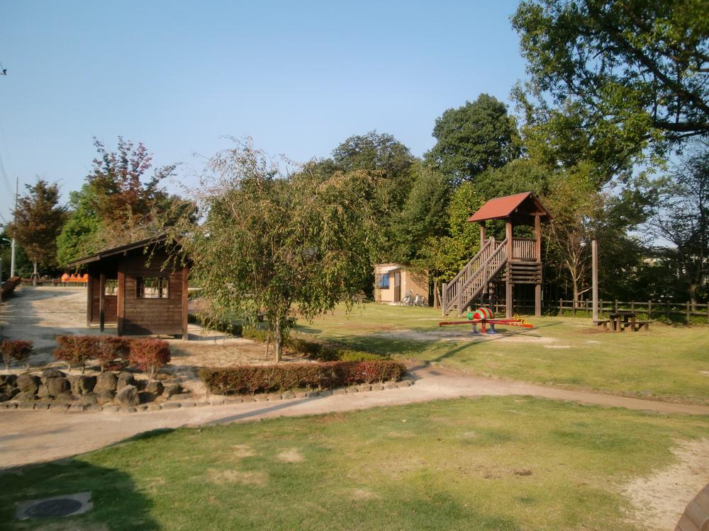 park. 100m to Totsuka Shimodai park