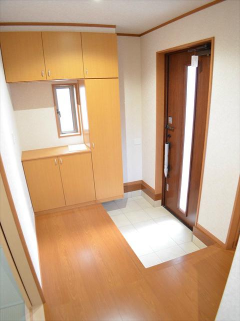 Entrance. The room is wide