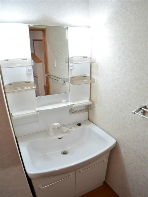 Wash basin, toilet. Taken out also to smooth