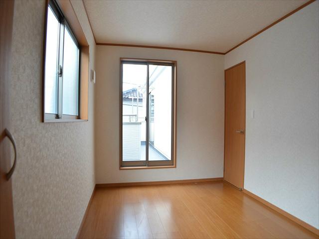 Non-living room. Bright two-sided lighting Western-style