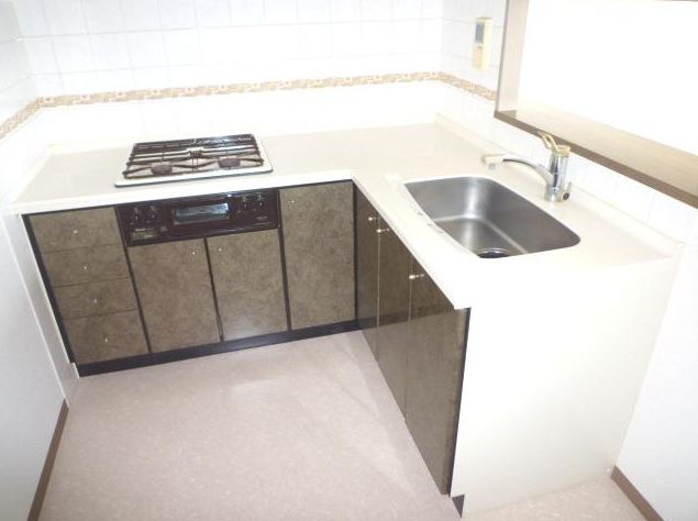 Kitchen. L-shaped kitchen