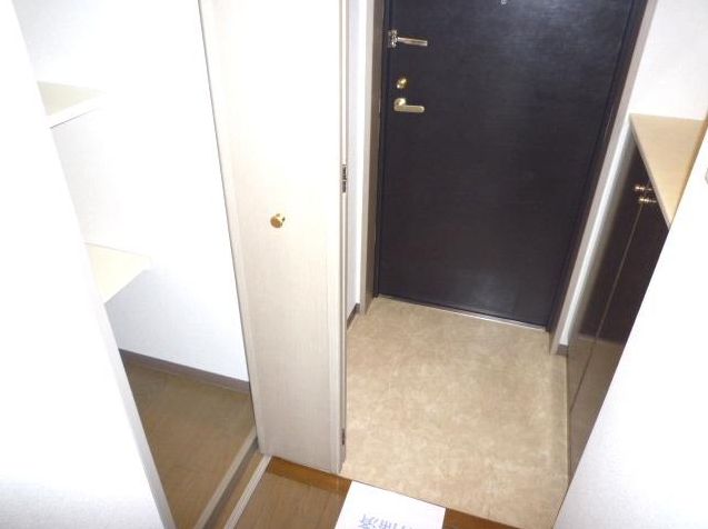 Entrance. Entrance storage is also abundant