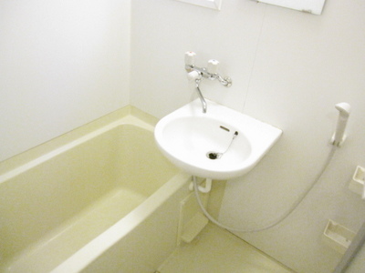 Bath. Cleaning a simple three-point unit bus! is