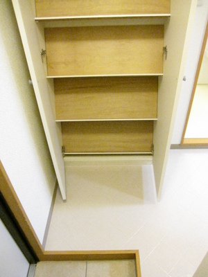 Receipt. You can also stored securely boots at the door storage