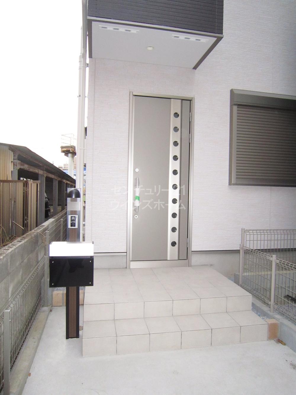 Entrance. Entrance (December 2013) shooting high thermal insulation performance and airtightness performance, And adopted the entrance door in pursuit of crime prevention performance ☆ It will produce a comfortable living space in the room