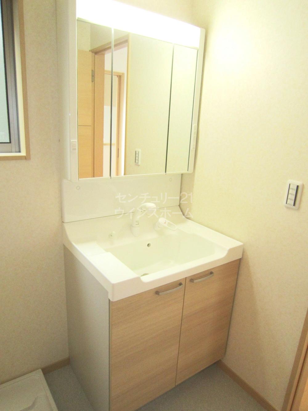 Wash basin, toilet. In wash basin (12 May 2013) shooting large-capacity base cabinet and all storage type mirror cabinet of, Is easy to clean can also be refreshing storage fine thing