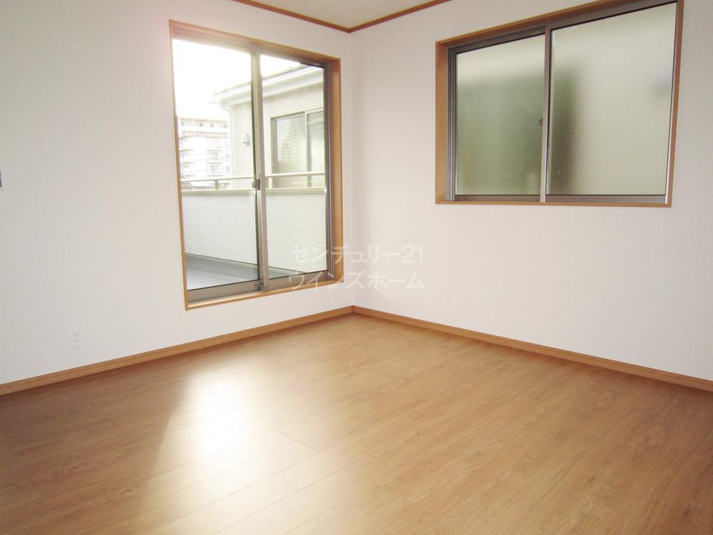 Non-living room. Western-style (12 May 2013) Western-style facing the shooting balcony light of the sun you can note from the large opening