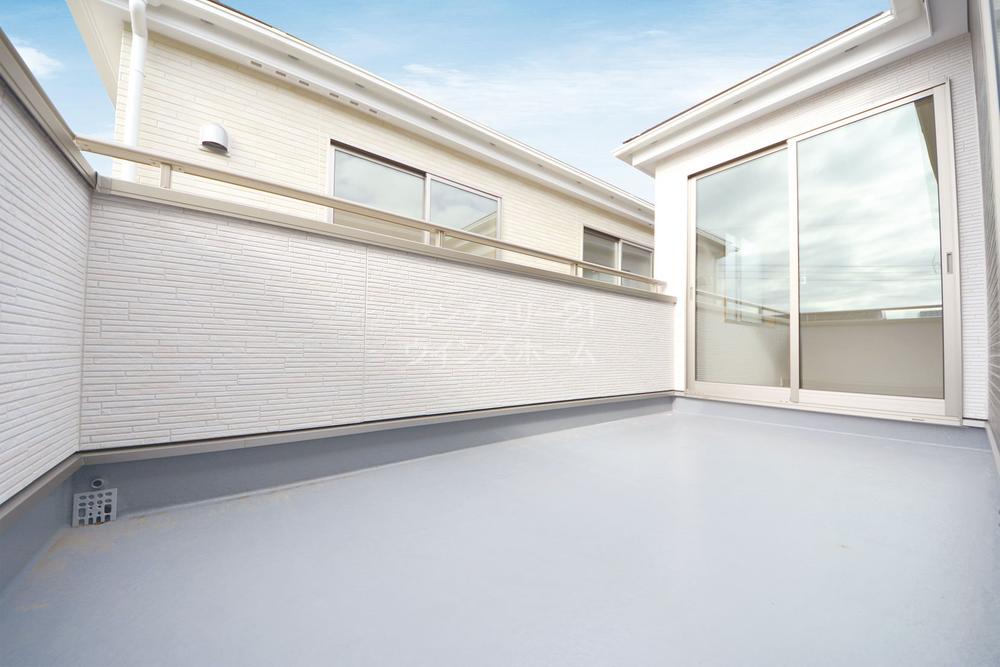 Balcony. Balcony (12 May 2013) shooting south balconies ☆ Handy to hang out the laundry and futon