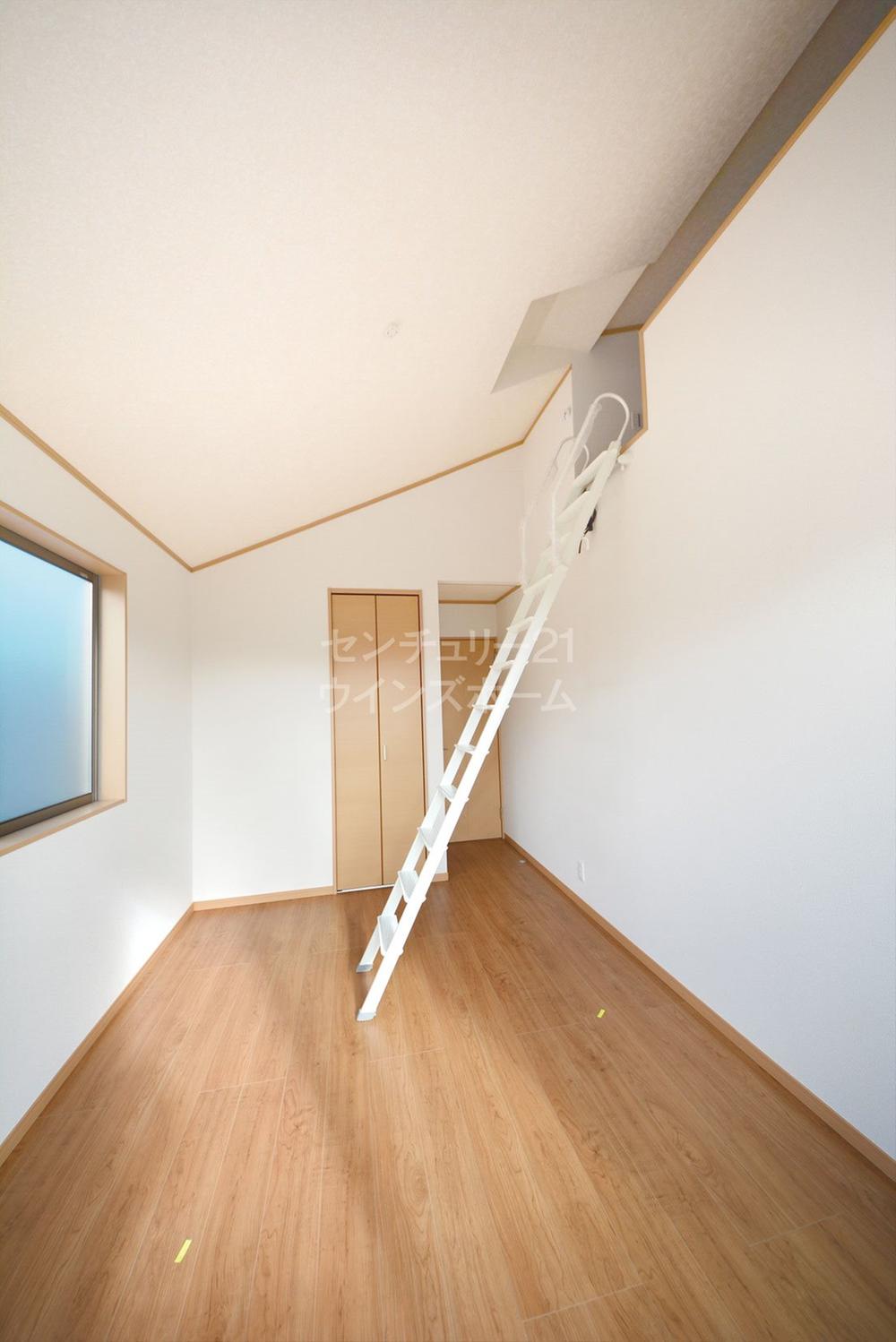 Non-living room. Western-style (12 May 2013) shooting season home appliances and memorabilia such as, Handy with a loft to accommodate the goods that do not usually use ☆ 