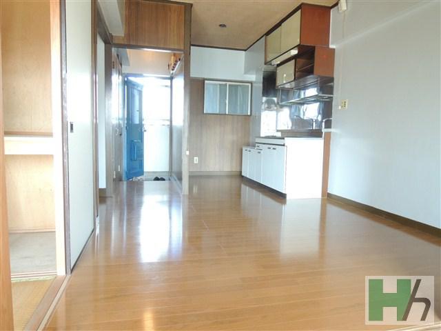 Living and room. Coming and going of all the room has become to be able to. 