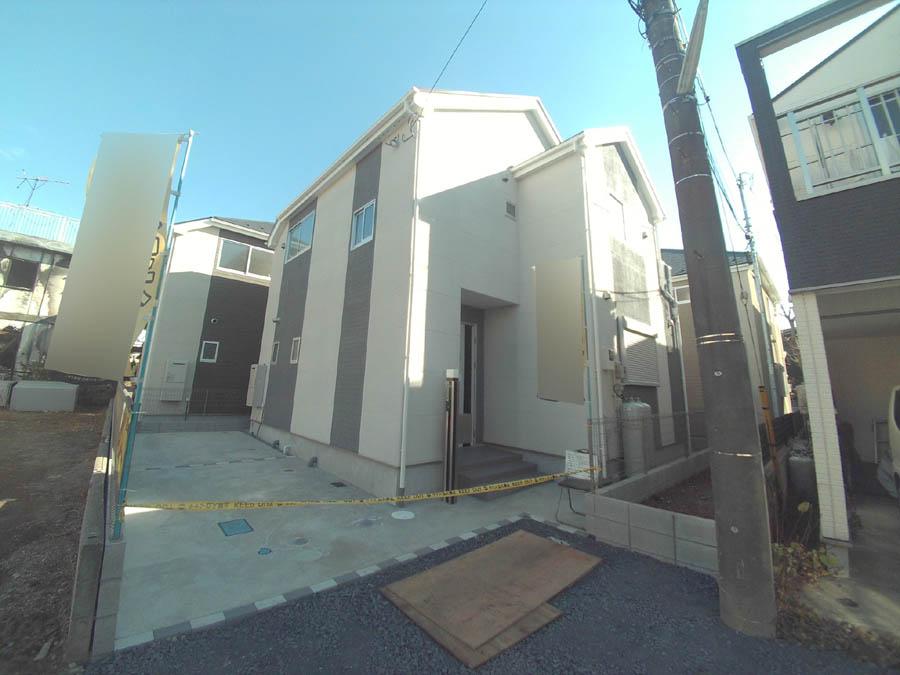 Local photos, including front road. We offer the same use the finished model house of this property. Please feel free to contact us. 