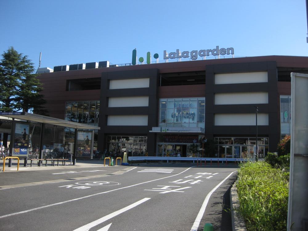 Shopping centre. 1300m until Lara Garden