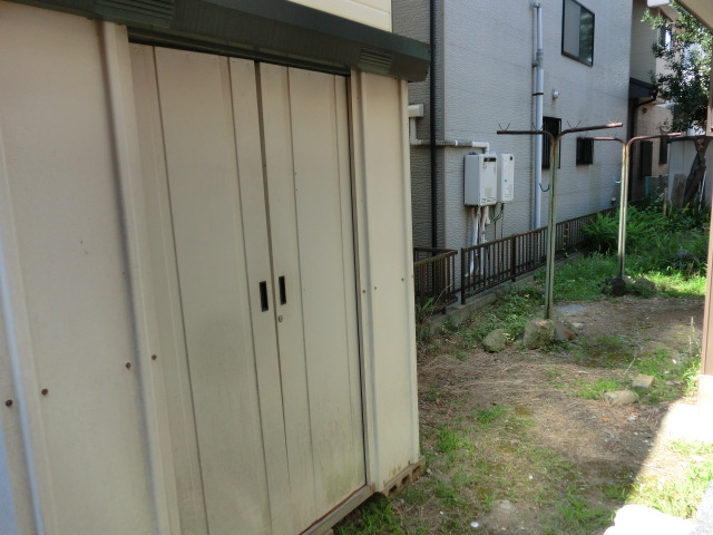 Garden. Shed (leaving product) available. 