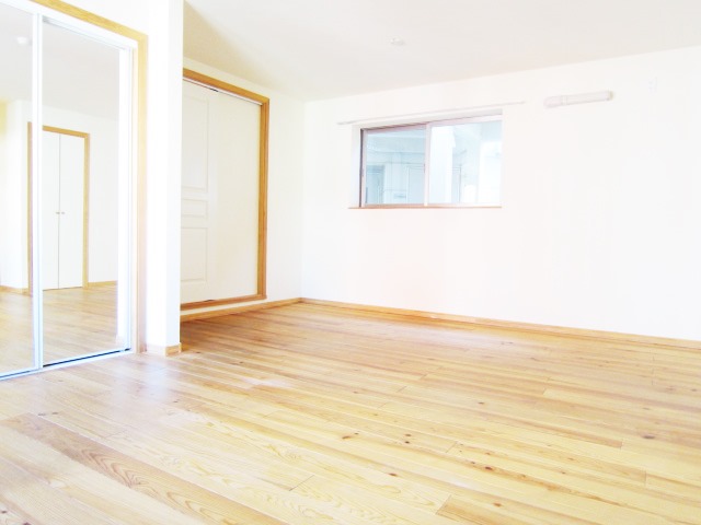 Living and room. Airy rooms on both sides of the window.