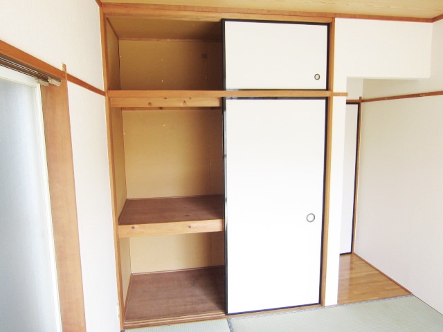 Receipt. Upper closet with storage