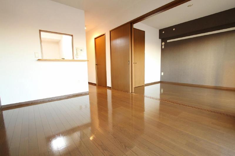 Living and room. No step in the barrier-free, Western-style room and connected spacious living next door