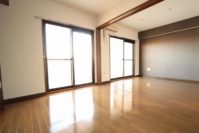 Living and room. There is also a luxurious use a method of utilizing the 3LDK as 2LDK