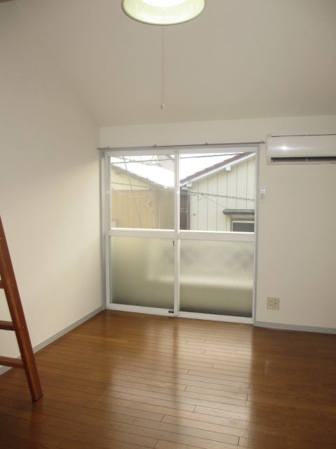 Living and room. Air-conditioned.