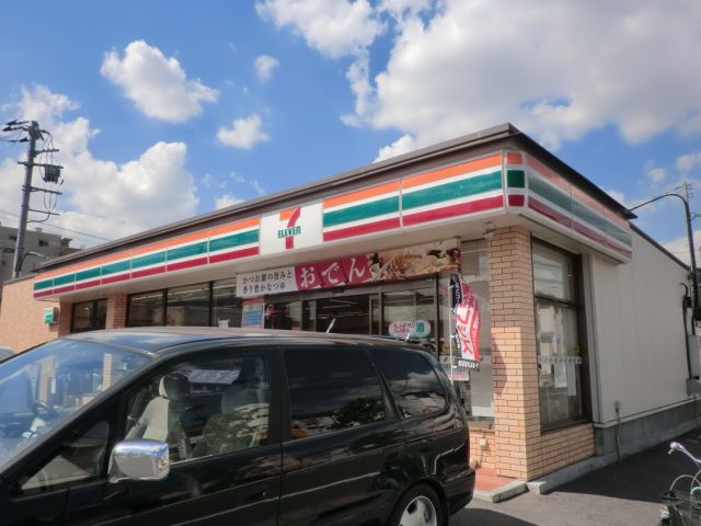 Convenience store. 300m to Seven-Eleven (convenience store)