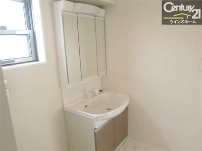 Wash basin, toilet. Building 3 With our easy-to-clean shower